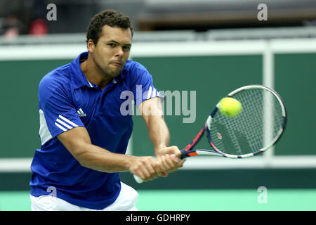 Trinec, Tschechische Republik. 17. Juli 2016. Jo-Wilfried Tsonga Frankreichs gibt während seiner Tennis Davis-Cup-Viertelfinale Spiel mit Jiri Vesely der Tschechischen Republik in Trinec, Tschechische Republik, Sonntag, 17. Juli 2016 zurück. Bildnachweis: Petr Sznapka/CTK Foto/Alamy Live-Nachrichten Stockfoto