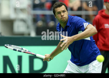 Trinec, Tschechische Republik. 17. Juli 2016. Französische Jo-Wilfried Tsonga spielt gegen Tschechien Jiri Vesely während des einzelnen Spiels beim Davis Cup Tennisturnier Viertelfinale zwischen der Tschechischen Republik und Frankreich in Trinec, Tschechische Republik, 17. Juli 2016. Bildnachweis: Petr Sznapka/CTK Foto/Alamy Live-Nachrichten Stockfoto