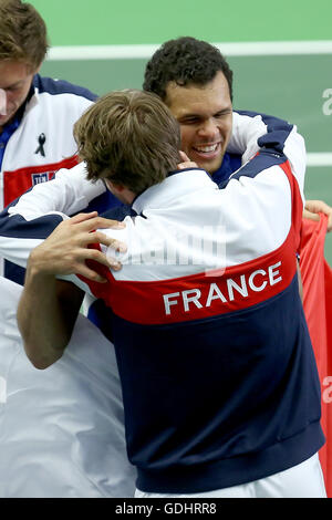 Trinec, Tschechische Republik. 17. Juli 2016. Französische Jo-Wilfried Tsonga feiert seinen Sieg mit seinen Teamkollegen während des einzelnen Spiels beim Davis Cup Tennisturnier Viertelfinale zwischen der Tschechischen Republik und Frankreich in Trinec, Tschechische Republik, 17. Juli 2016. Bildnachweis: Petr Sznapka/CTK Foto/Alamy Live-Nachrichten Stockfoto