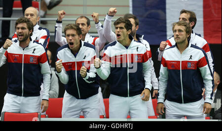 Trinec, Tschechische Republik. 17. Juli 2016. Von links: Frech Gilles Simon, Nicolas Mahut, Pierre-Hugues Herbert und Lucas Pouille sehen Sie französische Jo-Wilfried Tsonga spielt gegen Tschechien Jiri Vesely während des einzelnen Spiels beim Davis Cup Tennisturnier Viertelfinale zwischen der Tschechischen Republik und Frankreich in Trinec, Tschechische Republik, 17. Juli 2016. Bildnachweis: Petr Sznapka/CTK Foto/Alamy Live-Nachrichten Stockfoto