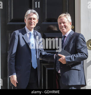 London, UK. 18. Juli 2016. Downing Street, London, 18. Juli 2016. Kanzler des Finanzministeriums Philip Hammond willkommen Vorsitzender des Chip-Designer ARM Stuart Chambers zu Nr. 11 Downing Street als Japans Soft Bank übernimmt die Firma in einem £ 24 Milliarden-Deal. Bildnachweis: Paul Davey/Alamy Live-Nachrichten Stockfoto