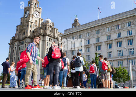 Liverpool, Merseyside, UK.18 Juli 2016. Großbritannien Wetter.  Ein heißer sonniger Tag über Liverpool begrüßt ausländische Studierende & Touristen aus der EU. Die Führungen finden sie auf dem Weg der berühmten Geschichte der Stadt mit Ausflügen zu "The Beatles Story" und die Fab vier Skulpturen. Vor der atemberaubenden Kulisse der "Drei Grazien" einschließlich der berühmten "Liver Building" entfallen die Besucher eine Anleitung um ihnen zu zeigen, die historischen Sehenswürdigkeiten die pulsierende Stadt zu bieten hat. Bildnachweis: Cernan Elias/Alamy Live-Nachrichten Stockfoto