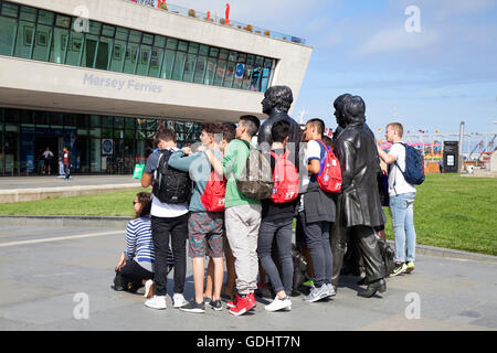 Liverpool, Merseyside, UK.18 Juli 2016. Großbritannien Wetter.  Ein heißer sonniger Tag über Liverpool begrüßt ausländische Studierende & Touristen aus der EU. Die Führungen finden sie auf dem Weg der berühmten Geschichte der Stadt mit Ausflügen zu "The Beatles Story" und die Fab vier Skulpturen. Vor der atemberaubenden Kulisse der "Drei Grazien" einschließlich der berühmten "Liver Building" entfallen die Besucher eine Anleitung um ihnen zu zeigen, die historischen Sehenswürdigkeiten die pulsierende Stadt zu bieten hat. Bildnachweis: Cernan Elias/Alamy Live-Nachrichten Stockfoto