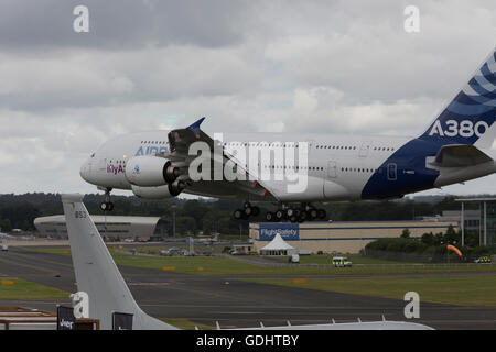 Farnborough, Großbritannien, 17. Juli 2016, Airbus A380 landet in Farnborough International Airshow 2016 © Keith Larby/Alamy Live News Stockfoto