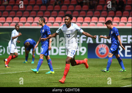 Heidenheim, Deutschland. 18. Juli 2016. Englands Kyle Walker-Peters (C) jubelt nach seinem 2: 0-Ziel während der Fußball-U19-Europameisterschaft match zwischen England und Kroatien in der Voith-Arena in Heidenheim, Deutschland, 18. Juli 2016. Foto: MARIJAN MURAT/Dpa/Alamy Live News Stockfoto