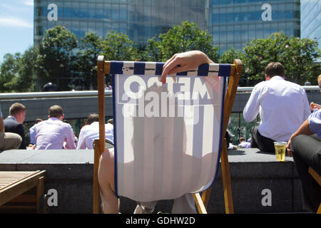 London, 18. Juli 2016. Ein Mann genießt die Sonne auf London Riverside wie Temperaturen vorhergesagt werden, steigen auf 30 Grad Celsius Credit: Amer Ghazzal/Alamy Live-Nachrichten Stockfoto