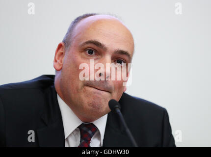 Köln, Deutschland. 18. Juli 2016. Vorstandsvorsitzender der Hapag-Lloyd AG, Rolf Habben Jansen, spricht auf einer Pressekonferenz am Firmensitz in Köln, Deutschland, 18. Juli 2016. Nach monatelangen Verhandlungen ist die Fusion von Hapag-Lloyd und arabische Reederei UASC beschlossene Sache. Foto: CHRISTIAN CHARISIUS/Dpa/Alamy Live News Stockfoto