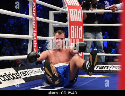 Berlin, Deutschland. 16. Juli 2016. Norwegische Boxer Lihaug legt in der Ecke nach einem Treffer aus dem deutschen Boxer Arthur Abraham in der WBO International Meisterschaft im super-Mittelgewicht in der Max-Schmeling-Halle in Berlin, Deutschland, 16. Juli 2016. Lihaug unterlag der in der achten Runde durch technischen K.O: Foto: SOEREN STACHE/Dpa/Alamy Live News Stockfoto