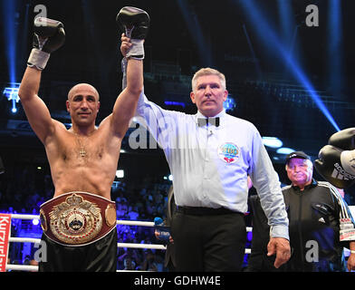 Berlin, Deutschland. 16. Juli 2016. Deutscher Boxer Arthur Abraham (l) feiert seinen Sieg im Kampf mit norwegischen Boxer Tim-Robin Lihaug International Championships im WBO im Supermittelgewicht in Max Schmeling Halle in Berlin, Deutschland, 16 Juli 2016.In den richtigen Hintergrund ist der Trainer von Abraham, Ulli Wegner. Foto: SOEREN STACHE/Dpa/Alamy Live News Stockfoto