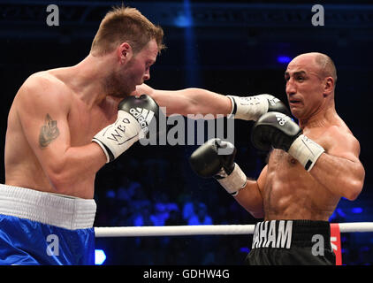 Berlin, Deutschland. 16. Juli 2016. Deutscher Boxer Arthur Abraham (R) in Aktion während seines Kampfes mit norwegischen Boxer Tim-Robin Lihaug International Championships im WBO im Supermittelgewicht in Max Schmeling Halle in Berlin, Deutschland, 16. Juli 2016. Lihaug unterlag der in der achten Runde durch technischen K.O. Foto: SOEREN STACHE/Dpa/Alamy Live News Stockfoto