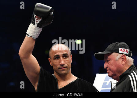 Berlin, Deutschland. 16. Juli 2016. Deutscher Boxer Arthur Abraham (l) winkt der Menschenmenge vor seinem Kampf mit norwegischen Boxer Tim-Robin Lihaug International Championships im WBO im Supermittelgewicht in Max Schmeling Halle in Berlin, Deutschland, 16. Juli 2016. Lihaug unterlag der in der achten Runde durch technischen K.O: Foto: SOEREN STACHE/Dpa/Alamy Live News Stockfoto