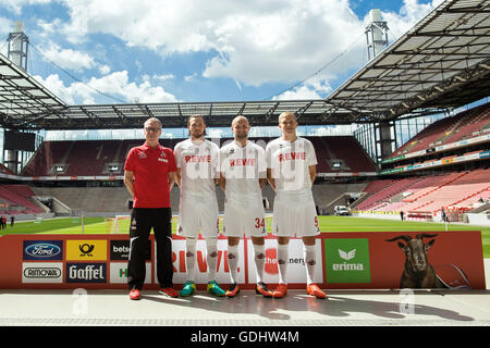 Köln, Deutschland. 18. Juli 2016. Coach Peter Stoeger (L-R) posiert mit neuen Rekruten, Marco Hoeger, Konstantin Rausch und Artjoms Rudnevs während einer Fotosession für deutsche Bundesliga Fußballverein FC Köln für die Saison 2016/17 in der Publikumseingänge in Köln, Deutschland, 18. Juli 2016. Foto: MAJA HITIJ/Dpa/Alamy Live News Stockfoto