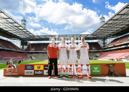 Köln, Deutschland. 18. Juli 2016. Coach Peter Stoeger (L-R) posiert mit neuen Rekruten, Marco Hoeger, Konstantin Rausch und Artjoms Rudnevs während einer Fotosession für deutsche Bundesliga Fußballverein FC Köln für die Saison 2016/17 in der Publikumseingänge in Köln, Deutschland, 18. Juli 2016. Foto: MAJA HITIJ/Dpa/Alamy Live News Stockfoto