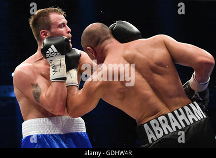 Berlin, Deutschland. 16. Juli 2016. Deutscher Boxer Arthur Abraham (R) in Aktion während seines Kampfes mit norwegischen Boxer Tim-Robin Lihaug International Championships im WBO im Supermittelgewicht in Max Schmeling Halle in Berlin, Deutschland, 16. Juli 2016. Lihaug unterlag der in der achten Runde durch technischen K.O. Foto: SOEREN STACHE/Dpa/Alamy Live News Stockfoto