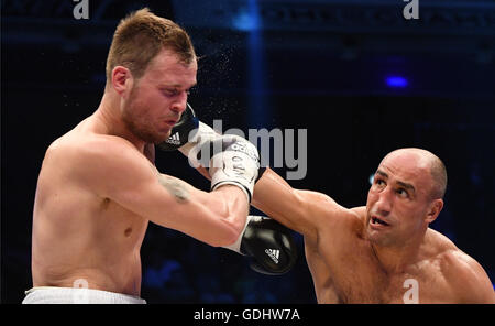 Berlin, Deutschland. 16. Juli 2016. Deutscher Boxer Arthur Abraham (R) in Aktion während seines Kampfes mit norwegischen Boxer Tim-Robin Lihaug International Championships im WBO im Supermittelgewicht in Max Schmeling Halle in Berlin, Deutschland, 16. Juli 2016. Lihaug unterlag der in der achten Runde durch technischen K.O. Foto: SOEREN STACHE/Dpa/Alamy Live News Stockfoto