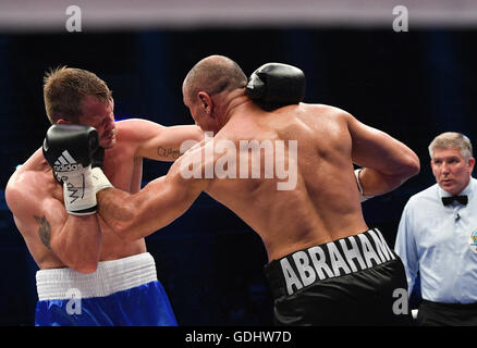 Berlin, Deutschland. 16. Juli 2016. Deutscher Boxer Arthur Abraham (R) in Aktion während seines Kampfes mit norwegischen Boxer Tim-Robin Lihaug International Championships im WBO im Supermittelgewicht in Max Schmeling Halle in Berlin, Deutschland, 16. Juli 2016. Lihaug unterlag der in der achten Runde durch technischen K.O. Foto: SOEREN STACHE/Dpa/Alamy Live News Stockfoto