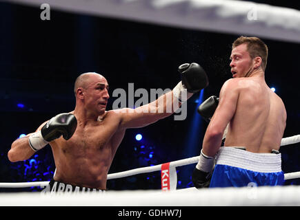 Berlin, Deutschland. 16. Juli 2016. Deutscher Boxer Arthur Abraham (L) in Aktion während seines Kampfes mit norwegischen Boxer Tim-Robin Lihaug International Championships im WBO im Supermittelgewicht in Max Schmeling Halle in Berlin, Deutschland, 16. Juli 2016. Lihaug unterlag der in der achten Runde durch technischen K.O. Foto: SOEREN STACHE/Dpa/Alamy Live News Stockfoto