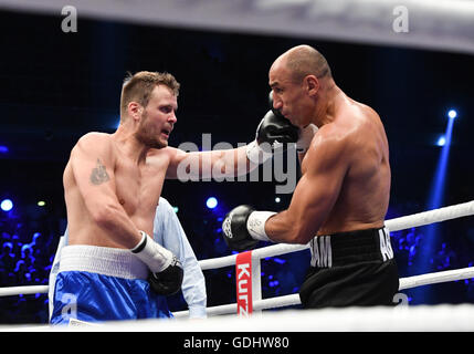 Berlin, Deutschland. 16. Juli 2016. Deutscher Boxer Arthur Abraham (R) in Aktion während seines Kampfes mit norwegischen Boxer Tim-Robin Lihaug International Championships im WBO im Supermittelgewicht in Max Schmeling Halle in Berlin, Deutschland, 16. Juli 2016. Lihaug unterlag der in der achten Runde durch technischen K.O. Foto: SOEREN STACHE/Dpa/Alamy Live News Stockfoto