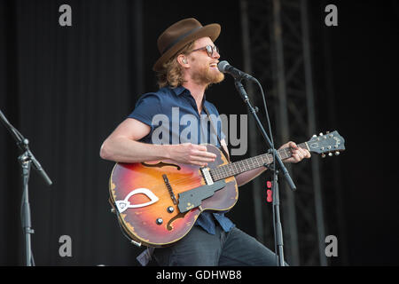 Southwold, UK. 17. Juli 2015. Wesley Schultz von The Lumineers führt auf Latitude Festival am Henham Parkgrundstück am 17. Juli 2016 in Southwold, England. Bildnachweis: Michael Jamison/Alamy Live-Nachrichten Stockfoto