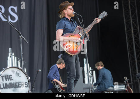 Southwold, UK. 17. Juli 2015. Wesley Schultz von The Lumineers führt auf Latitude Festival am Henham Parkgrundstück am 17. Juli 2016 in Southwold, England. Bildnachweis: Michael Jamison/Alamy Live-Nachrichten Stockfoto