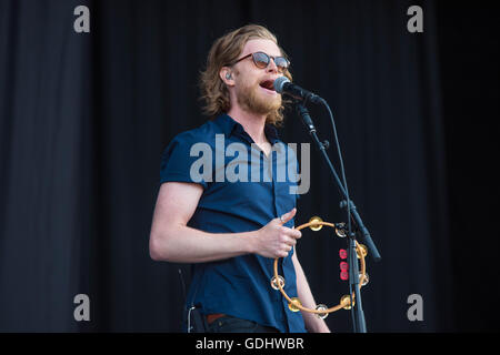 Southwold, UK. 17. Juli 2015. Wesley Schultz von The Lumineers führt auf Latitude Festival am Henham Parkgrundstück am 17. Juli 2016 in Southwold, England. Bildnachweis: Michael Jamison/Alamy Live-Nachrichten Stockfoto