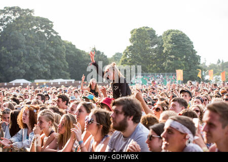 Southwold, UK. 17. Juli 2015. Ein Blick auf die Menschenmenge beobachten die Lumineers auf Latitude Festival am Henham Parkgrundstück am 17. Juli 2016 in Southwold, England durchführen. Bildnachweis: Michael Jamison/Alamy Live-Nachrichten Stockfoto