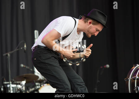 Southwold, UK. 17. Juli 2015. Jeremiah Fraites von The Lumineers führt auf Latitude Festival am Henham Parkgrundstück am 17. Juli 2016 in Southwold, England. Bildnachweis: Michael Jamison/Alamy Live-Nachrichten Stockfoto