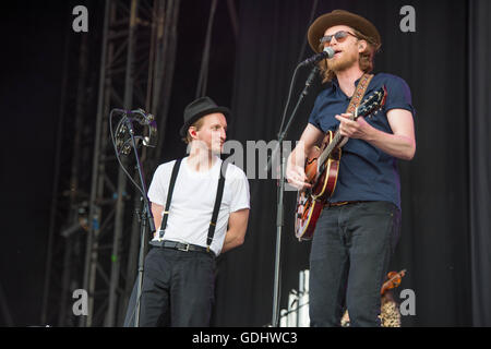 Southwold, UK. 17. Juli 2015. Jeremiah Fraites und Wesley Schultz von The Lumineers führt auf Latitude Festival am Henham Parkgrundstück am 17. Juli 2016 in Southwold, England. Bildnachweis: Michael Jamison/Alamy Live-Nachrichten Stockfoto