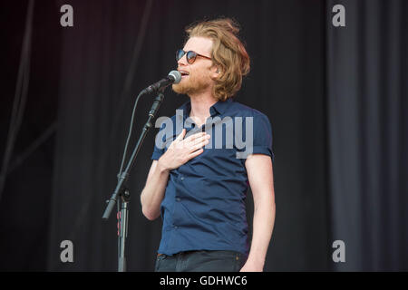 Southwold, UK. 17. Juli 2015. Wesley Schultz von The Lumineers führt auf Latitude Festival am Henham Parkgrundstück am 17. Juli 2016 in Southwold, England. Bildnachweis: Michael Jamison/Alamy Live-Nachrichten Stockfoto