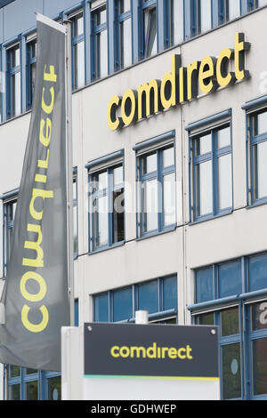 Das Logo, die Comdirect Bank AG kann die Position der Bank in Quickborn, Deutschland, 18. Juli 2016 zu sehen. Die Online-Bank Comdirect ist mit technischen Schwierigkeiten zu kämpfen. Medienberichten zufolge nach dem Einloggen Benutzer fanden Sie sich nicht auf ihre Konten, sondern die fremden. Foto: BODO MARKS/dpa Stockfoto