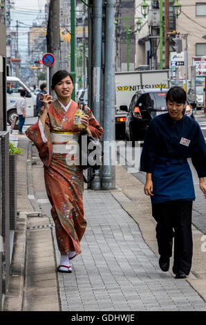 Damen tragen traditionelle japanische Kimono auf Straßen von Kyoto Japan Stockfoto