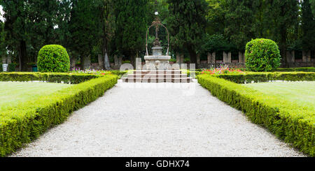 Alter Brunnen im Garten des Schlosses von Conegliano Stockfoto