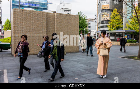 Damen tragen traditionelle japanische Kimono auf Straßen von Kyoto Japan Stockfoto