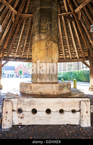 Mittelalterliche Bestände innerhalb der Butter überqueren Marktplatz Oakham East Midlands UK Stockfoto