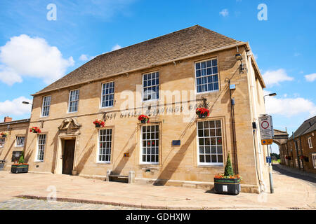 Ehemalige Post und Sparkasse jetzt die Royal Mail Delivery Büro Marktplatz Oakham Rutland East Midlands UK Stockfoto