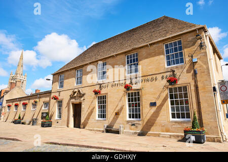 Ehemalige Post und Sparkasse jetzt die Royal Mail Delivery Büro Marktplatz Oakham Rutland East Midlands UK Stockfoto