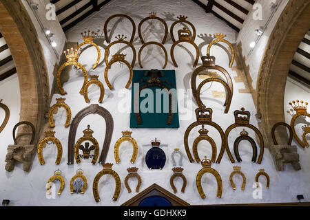 Innenraum der großen Halle, wo mehr als 230 Hufeisen an Wänden Oakham Castle Rutland East Midlands UK hängen Stockfoto