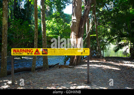 Ein Schild warnt vor Crocdiles in der Nähe im Daintree, Quueensland, Australien Stockfoto