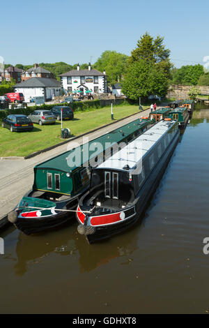 Schmale Boote in der Kanal-Becken bei Trevor, Llangollen Kanal, in der Nähe der Pontcysyllte-Aquädukt, Stockfoto