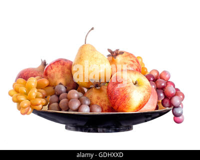 Obst-Sortiment in Schüssel, isoliert auf weiss. Stockfoto