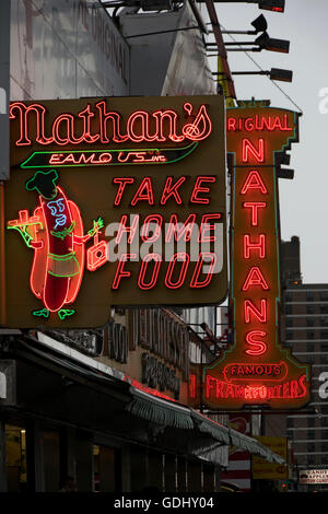 Roter Neon Schilder Werbung Nathan Famous in Coney Island Brooklyn, New York. Foto während am Nachmittag Sommersturm. Stockfoto