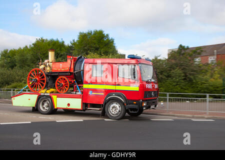 Mercedes 1992 90s Red Fire Engine Carrying c1839 19C Dampf angetriebenen Notfahrzeug, Rettungsfeuerwehr, Sicherheit, Sand Mason Motor, alte rote Feuerwehrauto, Transport, Ausrüstung, Transport, Feuerwehrmann, Gefahr, Abteilung, Service, Vintage-Feuerwehrauto, Feuerwehrausrüstung bei Tram Sonntag ein Festival des Verkehrs fand in der Küstenstadt Fleetwood, Lancashire, Großbritannien statt Stockfoto