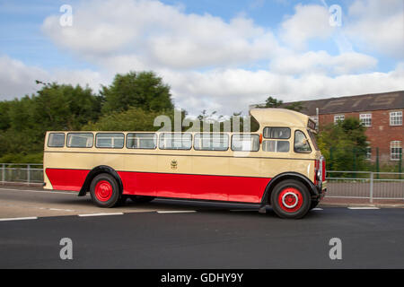 1950 50s Old Fashioned Charabanc, geschätzt, Veteran, Oldtimer, restauriert, Sammlerstück, Motoren, Vintage, Heritage, alter Bus bei Tram Sonntag fand ein Festival des Verkehrs in der Küstenstadt Fleetwood, Lancashire, Großbritannien statt Stockfoto