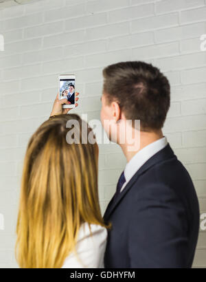 Technik, fotografieren und Business-Menschen-Konzept - glücklich Büroangestellte Selfie drinnen machen Stockfoto
