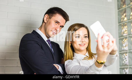 Technik, fotografieren und Business-Menschen-Konzept - glücklich Büroangestellte Selfie drinnen machen Stockfoto