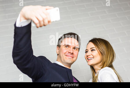 Technik, fotografieren und Business-Menschen-Konzept - glücklich Büroangestellte Selfie drinnen machen Stockfoto