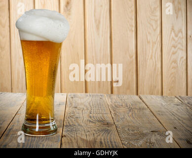 Stillleben mit einem gezapften Bier im Offenausschank Stockfoto