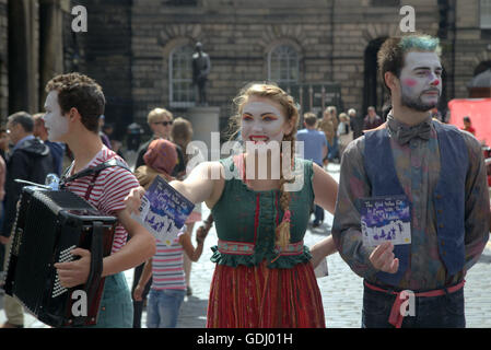 Szenen aus der Edinburgh Festival Fringe Jungfrau sponsored Street Festival Edinburgh, Schottland" das Mädchen, der sich in den Mond verliebte' Stockfoto