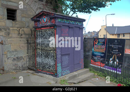 Konvertiert Polizei Box Info Kunst mit Werbung aus dem Edinburgh Festival Fringe Jungfrau gesponsert Straßenfest 2015 Edinburgh, Stockfoto