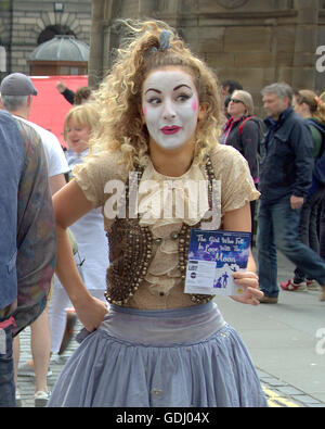 Szenen aus der Edinburgh Festival Fringe Jungfrau sponsored Street Festival Edinburgh, Schottland" das Mädchen, der sich in den Mond verliebte' Stockfoto